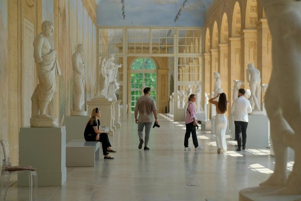 Pluridisciplinarité et Théâtre Contemporain : Redéfinir la Scène Vivante